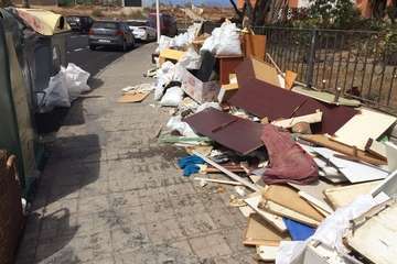 Un vecino de Las Remudas 'tira' su casa a la calle/TA.