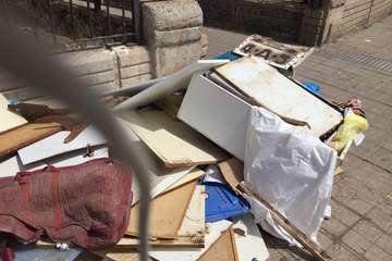 Un vecino de Las Remudas 'tira' su casa a la calle/TA.