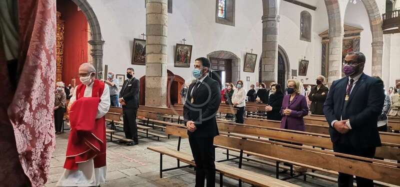 Momento de los Santos Oficios de esta tarde en la Basílica de Telde, con la asistencia del alcalde de la ciudad/TA.
