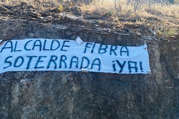 Piletillas despliega nuevas pancartas solicitando la instalación de la fibra óptica en el barrio/TA.