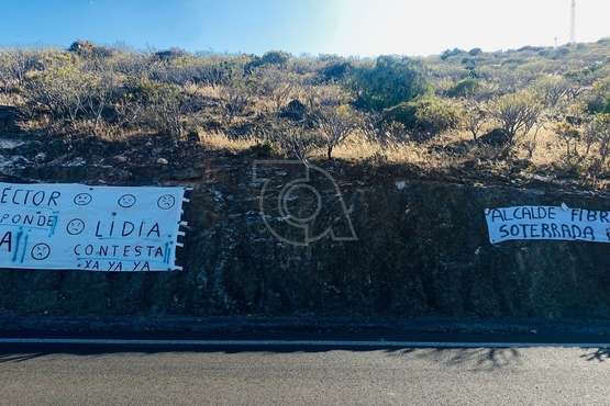 Piletillas despliega nuevas pancartas solicitando la instalación de la fibra óptica en el barrio/TA.