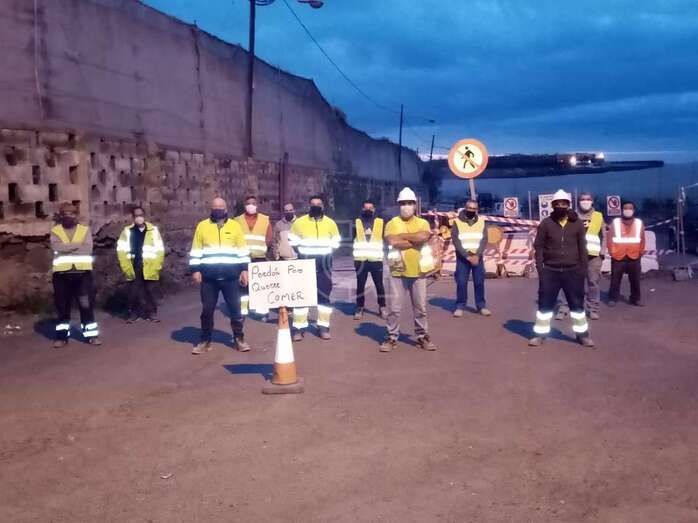 Protesta de este lunes de los trabajadores de Petrecan que realizan las obras de ensanche de la carretera de Melenara/TA.