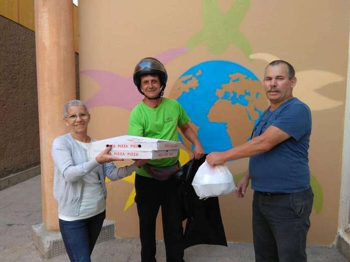 Juan Medina (d), presidente del colectivo, en una iniciativa social/TA.