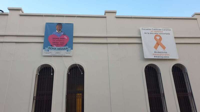 Imagen del cartel que cuelga de la fachada del colegio / TA