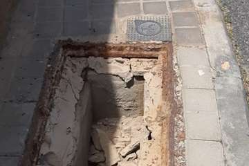 El peligro acecha en una acera de La Garita (Telde)/Miguel A. Santana y TA.