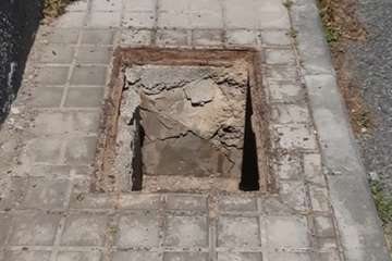 El peligro acecha en una acera de La Garita (Telde)/Miguel A. Santana y TA.