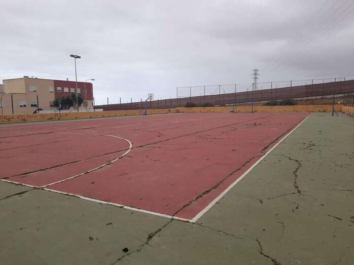 La cancha se ha convertido en un peligro para la práctica deportiva / TA
