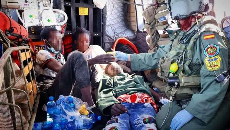 Los rescatados del cayuco con más de 17 muertos a bordo/EFE.