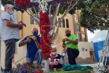  El Ejido (Telde) enrama una cruz en la plaza en memoria de los fallecidos por el coronavirus/TA.