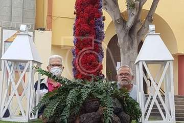  El Ejido (Telde) enrama una cruz en la plaza en memoria de los fallecidos por el coronavirus/TA.