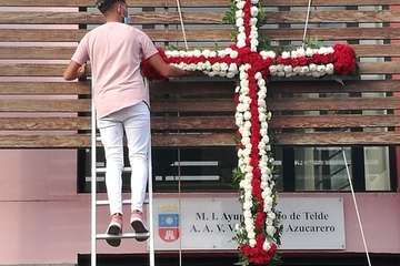 Enrame y colocación de la Cruz en El Roque Azucarero/TA.