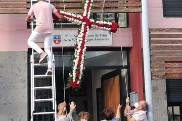 Enrame y colocación de la Cruz en El Roque Azucarero/TA.