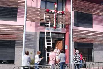 Enrame y colocación de la Cruz en El Roque Azucarero/TA.