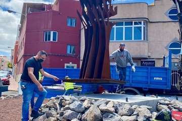 Trabajos de colocación de la escultura que este miércoles que se inaugura en El Calero/TA/Jesús Ruiz Mesa.