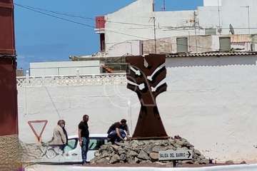 Trabajos de colocación de la escultura que este miércoles que se inaugura en El Calero/TA/Jesús Ruiz Mesa.