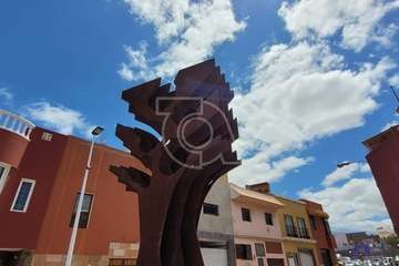 Trabajos de colocación de la escultura que este miércoles que se inaugura en El Calero/TA/Jesús Ruiz Mesa.