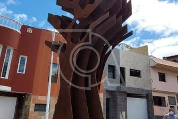 Trabajos de colocación de la escultura que este miércoles que se inaugura en El Calero/TA/Jesús Ruiz Mesa.