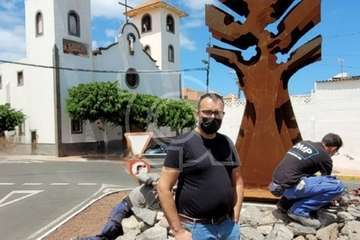 Trabajos de colocación de la escultura que este miércoles que se inaugura en El Calero/TA/Jesús Ruiz Mesa.