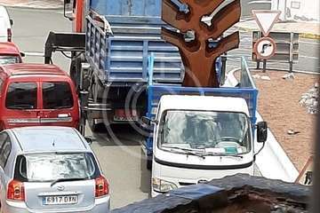 Trabajos de colocación de la escultura que este miércoles que se inaugura en El Calero/TA/Jesús Ruiz Mesa.