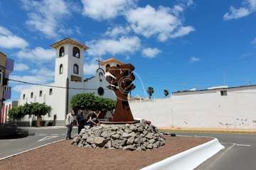 Trabajos de colocación de la escultura que este miércoles que se inaugura en El Calero/TA/Jesús Ruiz Mesa.