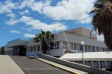 Trabajos de colocación de la escultura que este miércoles que se inaugura en El Calero/TA/Jesús Ruiz Mesa.