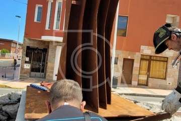 Trabajos de colocación de la escultura que este miércoles que se inaugura en El Calero/TA/Jesús Ruiz Mesa.