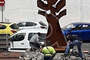 Trabajos de colocación de la escultura que este miércoles que se inaugura en El Calero/TA/Jesús Ruiz Mesa.