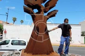 Trabajos de colocación de la escultura que este miércoles que se inaugura en El Calero/TA/Jesús Ruiz Mesa.