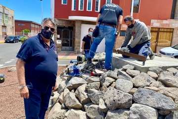 Trabajos de colocación de la escultura que este miércoles que se inaugura en El Calero/TA/Jesús Ruiz Mesa.