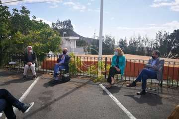 Reunión al aire libre con el Diputado del Común y la subdelegada del Gobierno en Las Palmas/TA.