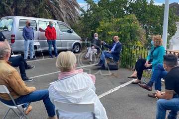 Reunión al aire libre con el Diputado del Común y la subdelegada del Gobierno en Las Palmas/TA.