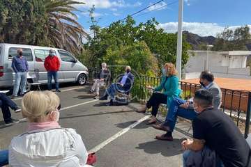 Reunión al aire libre con el Diputado del Común y la subdelegada del Gobierno en Las Palmas/TA.