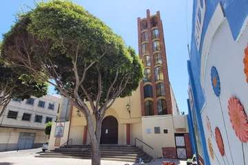 La Parroquia de El Ejido mantiene en su fachada la placa en memoria del benefactor José López/TA/Jesús Ruiz Medsa.