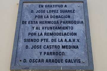 La Parroquia de El Ejido mantiene en su fachada la placa en memoria del benefactor José López/TA/Jesús Ruiz Medsa.