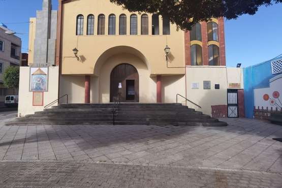 La Parroquia de El Ejido mantiene en su fachada la placa en memoria del benefactor José López/TA/Jesús Ruiz Medsa.