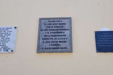 La Parroquia de El Ejido mantiene en su fachada la placa en memoria del benefactor José López/TA/Jesús Ruiz Medsa.
