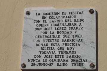 La Parroquia de El Ejido mantiene en su fachada la placa en memoria del benefactor José López/TA/Jesús Ruiz Medsa.