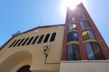 La Parroquia de El Ejido mantiene en su fachada la placa en memoria del benefactor José López/TA/Jesús Ruiz Medsa.