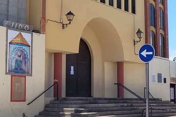 La Parroquia de El Ejido mantiene en su fachada la placa en memoria del benefactor José López/TA/Jesús Ruiz Medsa.