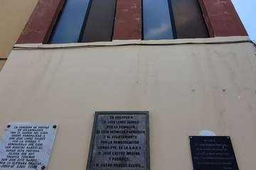 La Parroquia de El Ejido mantiene en su fachada la placa en memoria del benefactor José López/TA/Jesús Ruiz Medsa.