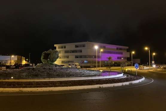  La fachada de El Cubillo se ilumina de morado con motivo del Día Mundial del Lupus/TA.