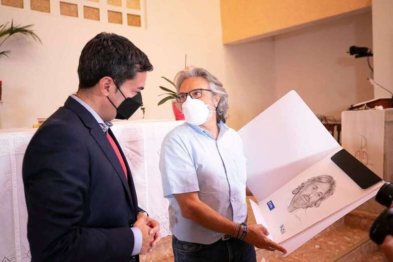 Jorge Hernández recibe el retrato realizado por la artista María Suárez/Carlos Díaz-Recio/TDC.