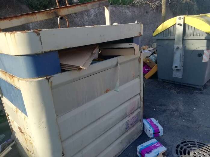 Imagen de uno de los puntos de contenedores del barrio / TA