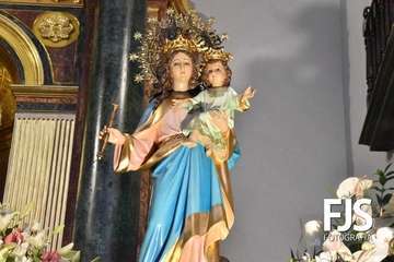 La talla religiosa está adornada por el arte floral de Segundo Amador/Francisco Javier Santana Ravelo.