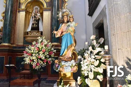 La talla religiosa está adornada por el arte floral de Segundo Amador/Francisco Javier Santana Ravelo.