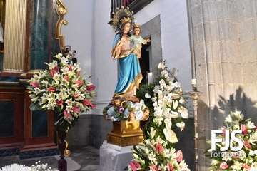 La talla religiosa está adornada por el arte floral de Segundo Amador/Francisco Javier Santana Ravelo.