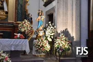 La talla religiosa está adornada por el arte floral de Segundo Amador/Francisco Javier Santana Ravelo.
