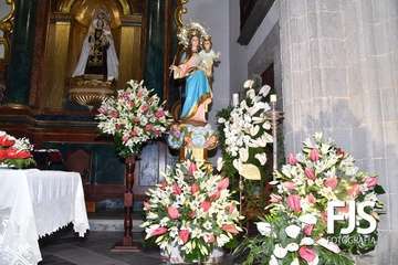 La talla religiosa está adornada por el arte floral de Segundo Amador/Francisco Javier Santana Ravelo.