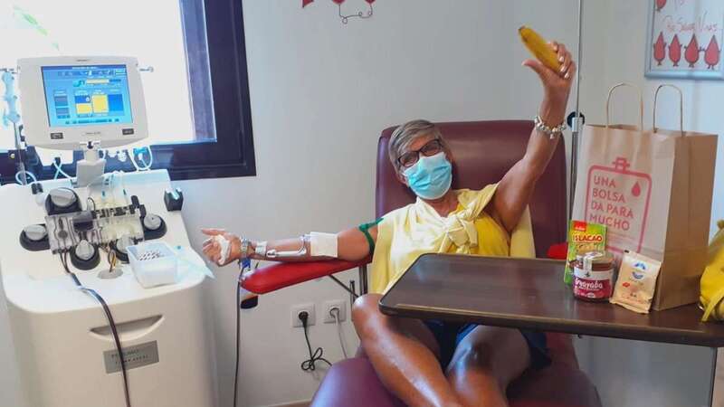 Una donante de sangre muestra productos canarios entregados por el ICHH / TA