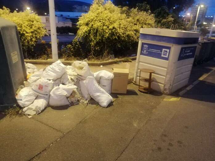 Sacos de escombros y enseres junto a un punto de contenerización en Jinámar / TA